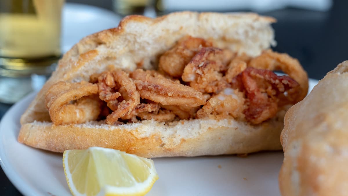 Bocadilo de calamares en A Guarda